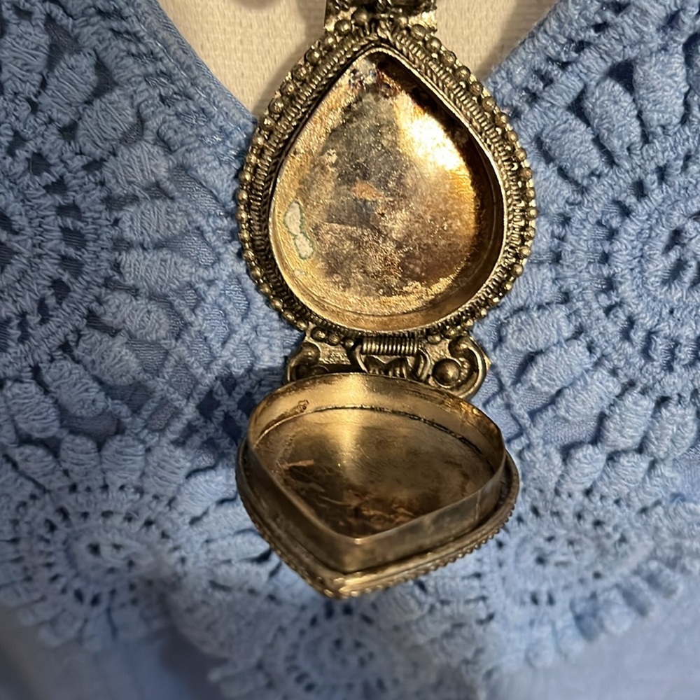 Vintage tribal Silvertone and lapis necklace - Picture 9 of 12